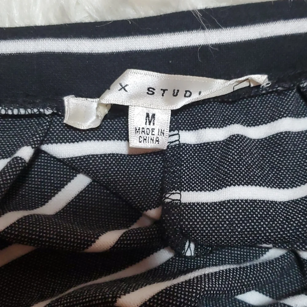 Max Studio strip, pleated skirt black white size M